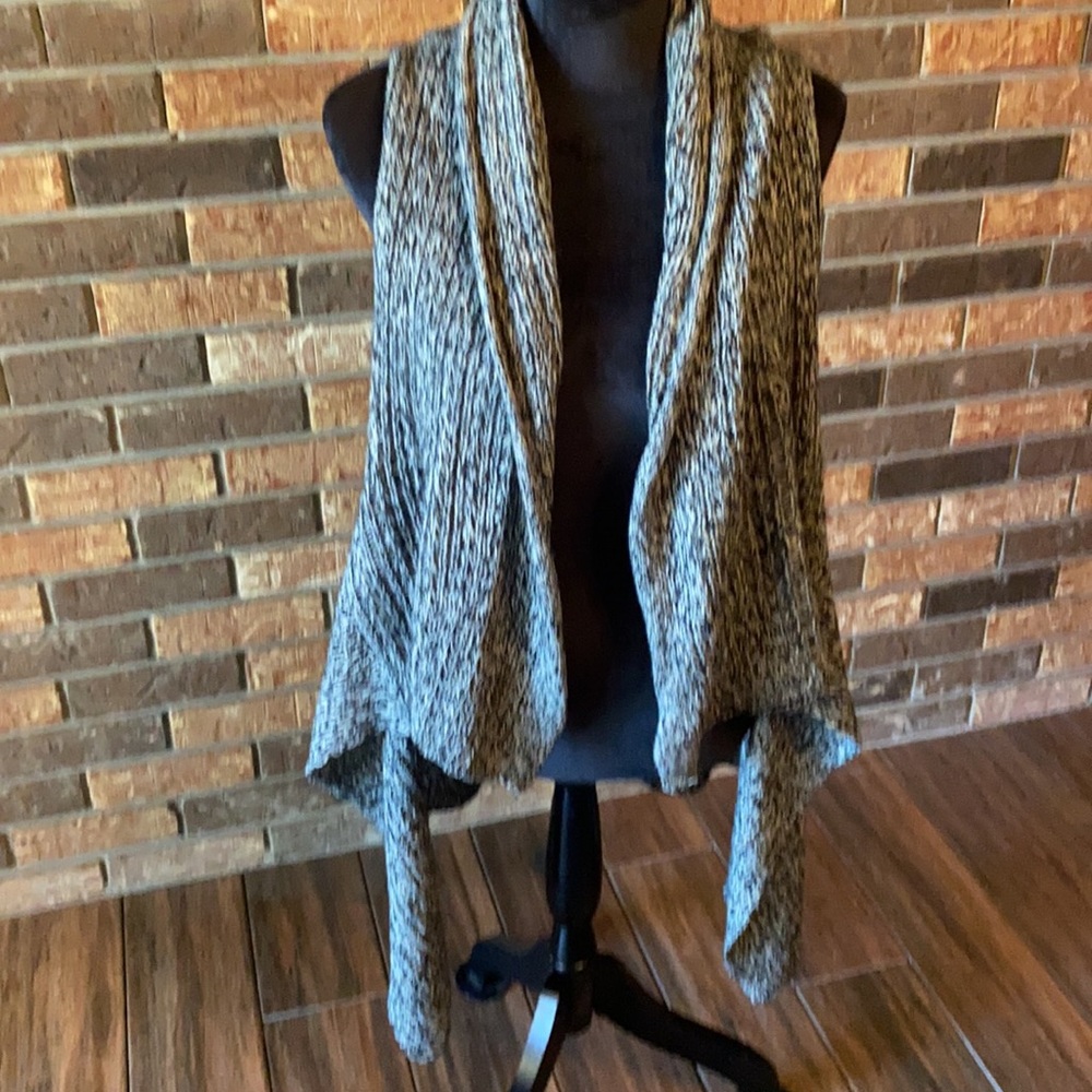 Sleeveless black and gray cardigan